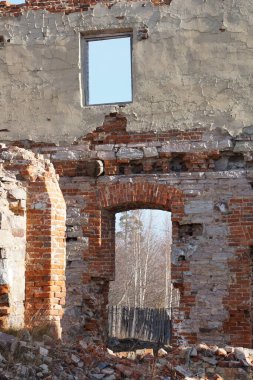 Eski, terk edilmiş, yıkılan bir ev. Geçen yüzyılda bir tüccar ya da toprak sahibinin eviydi..