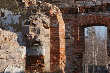 Eski, terk edilmiş, yıkılan bir ev. Geçen yüzyılda bir tüccar ya da toprak sahibinin eviydi..