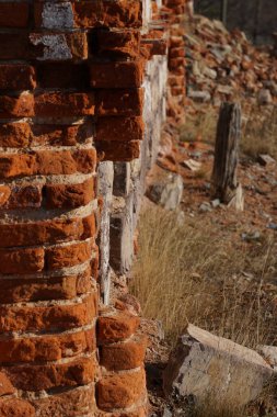 Eski, terk edilmiş, yıkılan bir ev. Geçen yüzyılda bir tüccar ya da toprak sahibinin eviydi..