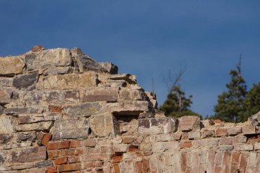 Eski, terk edilmiş, yıkılan bir ev. Geçen yüzyılda bir tüccar ya da toprak sahibinin eviydi..