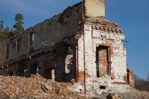 Eski, terk edilmiş, yıkılan bir ev. Geçen yüzyılda bir tüccar ya da toprak sahibinin eviydi..