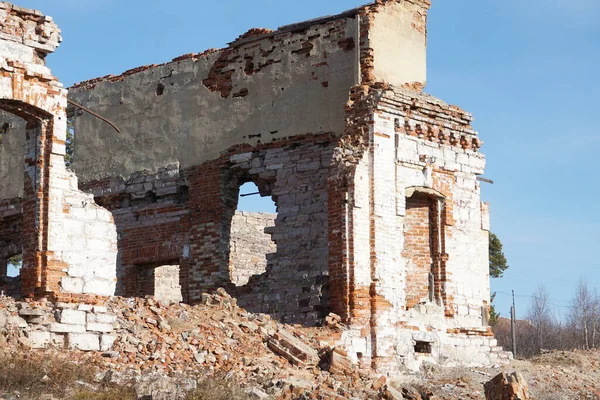 Eski, terk edilmiş, yıkılan bir ev. Geçen yüzyılda bir tüccar ya da toprak sahibinin eviydi..