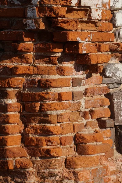 Eski, terk edilmiş, yıkılan bir ev. Geçen yüzyılda bir tüccar ya da toprak sahibinin eviydi..