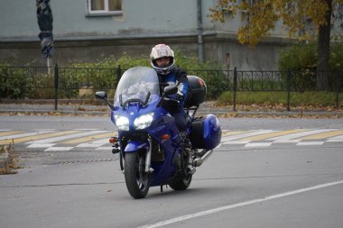 Sonbahar, motosiklet kulüpleri sezonun kapanışı için toplandı. Hava soğuk olacak ve yakında yağmur yağacak..