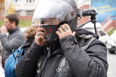 Sonbahar, motosiklet kulüpleri sezonun kapanışı için toplandı. Hava soğuk olacak ve yakında yağmur yağacak..