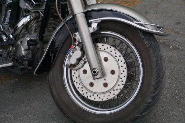 Motorcuların ekipmanları ve motosikletleri, motorları, tekerlekleri, tankları, kanatları, kaskları.