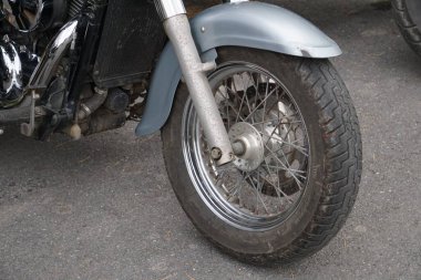 Motorcuların ekipmanları ve motosikletleri, motorları, tekerlekleri, tankları, kanatları, kaskları.