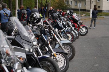 Motorcuların ekipmanları ve motosikletleri, motorları, tekerlekleri, tankları, kanatları, kaskları.