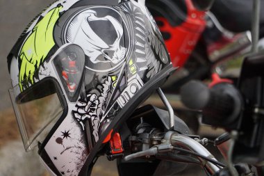 Motorcuların ekipmanları ve motosikletleri, motorları, tekerlekleri, tankları, kanatları, kaskları.