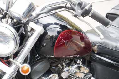 Motorcuların ekipmanları ve motosikletleri, motorları, tekerlekleri, tankları, kanatları, kaskları.