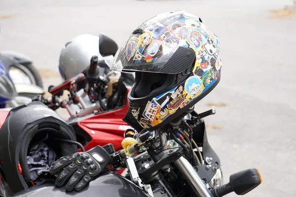 Équipements Pour Motocyclistes Leurs Motocycles Moteurs Roues Réservoirs Ailes Casques — Photo