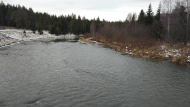 Sonbaharın sonunda. Zaten soğuk ve kar yağıyor. Dağ nehri donmaya başlar ve buzla kaplanır..