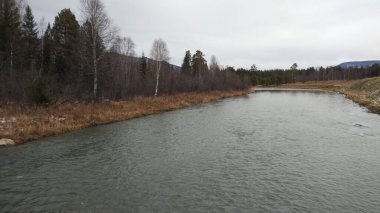 Sonbaharın sonunda. Zaten soğuk ve kar yağıyor. Dağ nehri donmaya başlar ve buzla kaplanır..