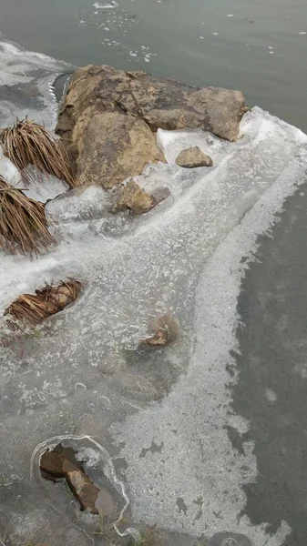 Final Outono Está Frio Nevar Rio Montanha Começa Congelar Está — Fotografia de Stock