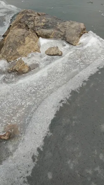 Sonbaharın sonunda. Zaten soğuk ve kar yağıyor. Dağ nehri donmaya başlar ve buzla kaplanır..