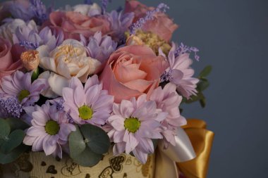 Her zaman güzel çiçekler ve buketler. Güller ve kasımpatılar. Harika bir ruh hali için..