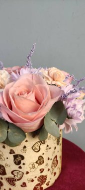 Her zaman güzel çiçekler ve buketler. Güller ve kasımpatılar. Harika bir ruh hali için..