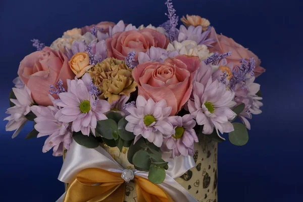 Immer Wieder Schöne Blumen Und Sträuße Rosen Und Chrysanthemen Für — Stockfoto