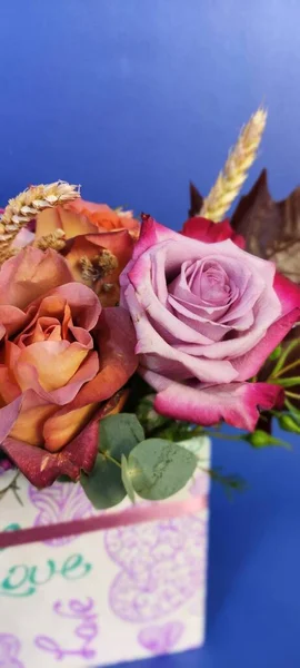 Πάντα Όμορφα Λουλούδια Και Ανθοδέσμες Τριαντάφυλλα Και Χρυσάνθεμα Για Καλή — Φωτογραφία Αρχείου