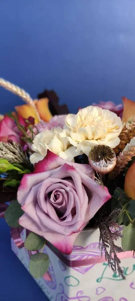 Alltid Vackra Blommor Och Buketter Rosor Och Krysantemum För Ett — Stockfoto