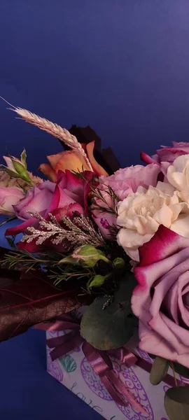 ดอกไม และช อดอกไม สวยงามเสมอ ดอกก หลาบและดอกเบญจมาศ อารมณ — ภาพถ่ายสต็อก