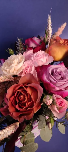 아름다운 꽃다발들 장미와 국화입니다 기분을 스톡 사진