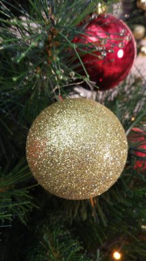 Işıklarda Noel ağacı, çelenkler, süslü flamalar ve harika bir ruh hali..