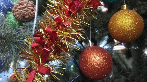 Karácsonyfa Fényben Koszorúban Szalaggal Hangulattal — Stock Fotó