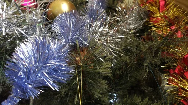 ライト ガーランド ティンセルと素晴らしい気分のストリーマーのクリスマスツリー — ストック写真