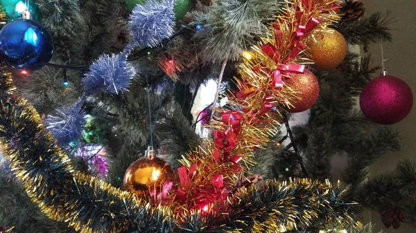 Weihnachtsbaum Lichtern Girlanden Luftschlangen Mit Lametta Und Guter Laune — Stockfoto