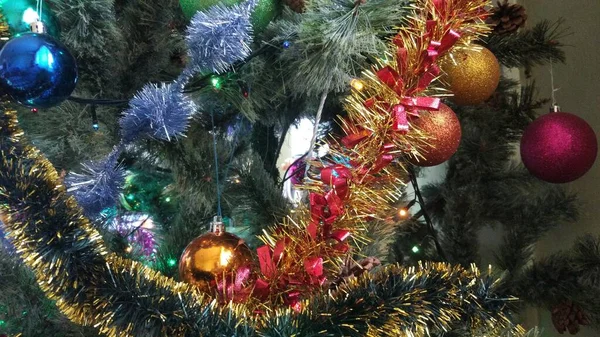 Árvore Natal Luzes Guirlandas Riachos Com Ouropel Ótimo Humor — Fotografia de Stock