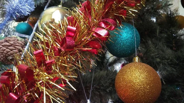 Weihnachtsbaum Lichtern Girlanden Luftschlangen Mit Lametta Und Guter Laune — Stockfoto