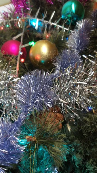 Árbol Navidad Luces Guirnaldas Serpentinas Con Oropel Gran Humor — Foto de Stock