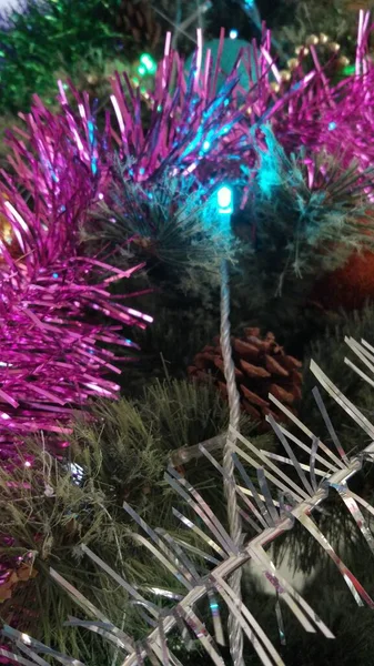 Árvore Natal Luzes Guirlandas Riachos Com Ouropel Ótimo Humor — Fotografia de Stock