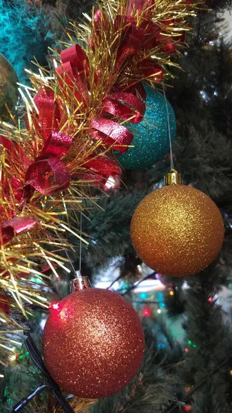 Kerstboom Verlichting Bloemenslingers Slingers Met Klittenband Een Goed Humeur — Stockfoto