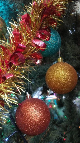 Karácsonyfa Fényben Koszorúban Szalaggal Hangulattal — Stock Fotó