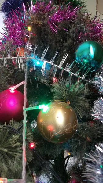 Árbol Navidad Luces Guirnaldas Serpentinas Con Oropel Gran Humor —  Fotos de Stock