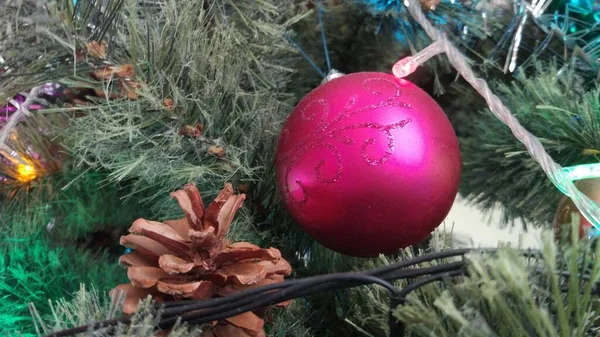 Árbol Navidad Luces Guirnaldas Serpentinas Con Oropel Gran Humor —  Fotos de Stock