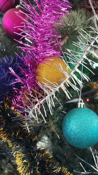 Árbol Navidad Luces Guirnaldas Serpentinas Con Oropel Gran Humor —  Fotos de Stock