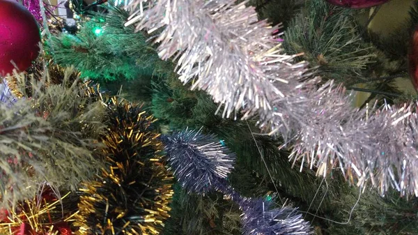 Χριστουγεννιάτικο Δέντρο Στα Φώτα Γιρλάντες Σερπαντίνες Μελιτζάνες Και Υπέροχη Διάθεση — Φωτογραφία Αρχείου