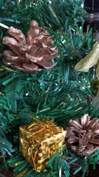 Árbol Navidad Luces Guirnaldas Serpentinas Con Oropel Gran Humor —  Fotos de Stock