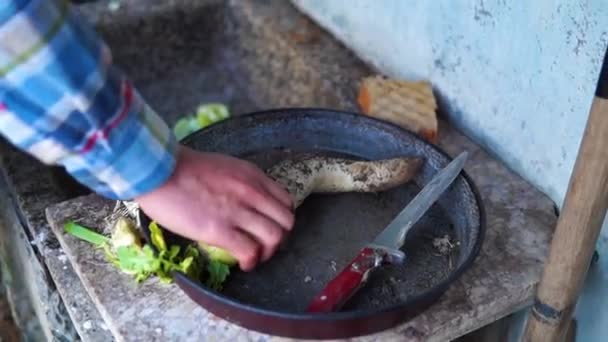 Kahverengi teneke tepside sarı bir şalgam. — Stok video