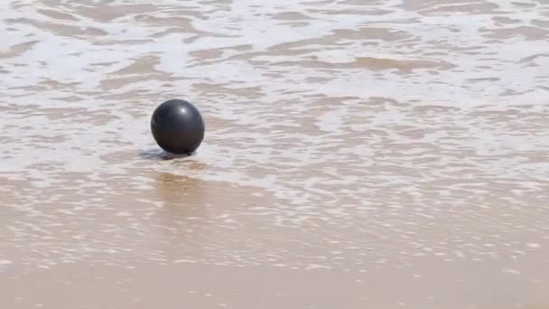 Den Svarta Ballongen Havsvågen Vacker Att Titta — Stockvideo