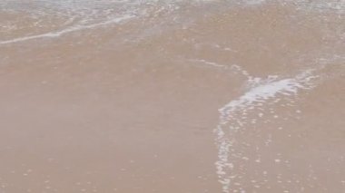 Deniz dalgası ve beyaz renkli köpük çok güzel.