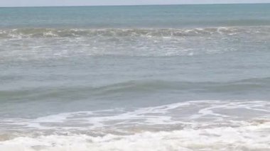 Deniz dalgası yükselir ve düşer biraz daha yükselir ve güzeldir.