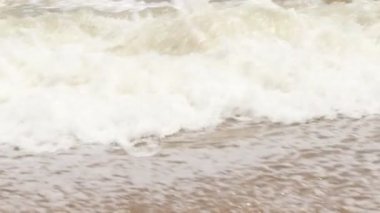 Deniz dalgası ve beyaz renkli köpük çok güzel.