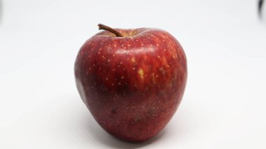 Kırmızı elma beyaz arka planda.
