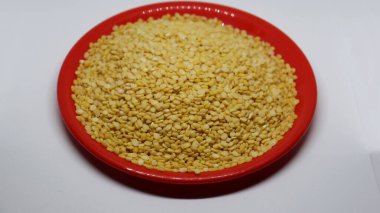 Beyaz arka planda alg mercekli plaka yığını var. Doğal olarak sağlıklı.