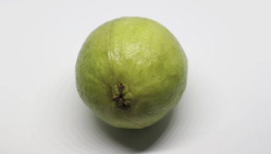 Yeşil Guava meyvesi beyaz arka planda. Doğal olarak sağlıklı.
