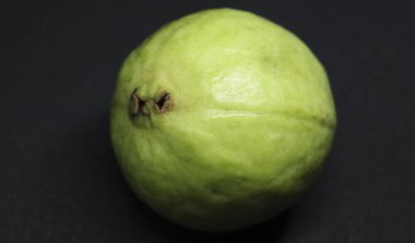 Yeşil Guava (veya) koyaka meyvesi beyaz arka planda, doğal olarak sağlıklıdır.